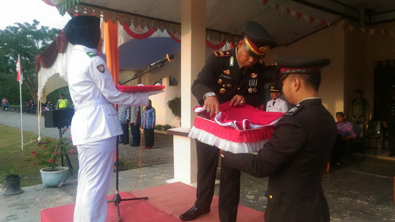 Kapolsek Dadan Wardan Jadi Irup Penurunan Bendera HUT RI